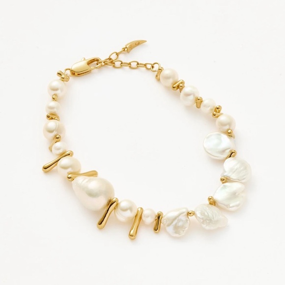 Elegant Gold and Pearl Bracelet - Picture 5 of 6